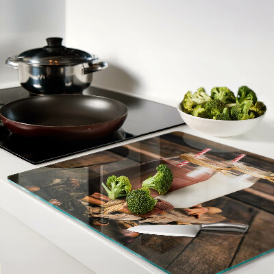 Tábua para corte Potes de bebidas em um fundo de madeira