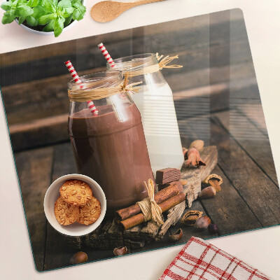 Tábua para corte Potes de bebidas em um fundo de madeira