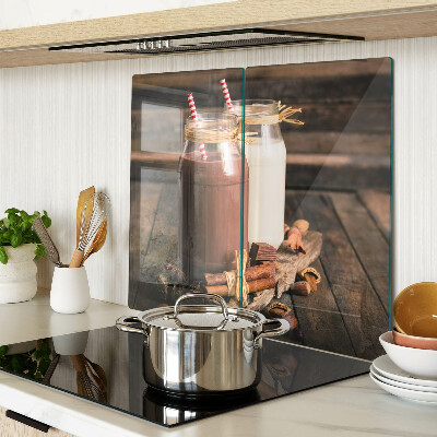 Tábua para corte Potes de bebidas em um fundo de madeira