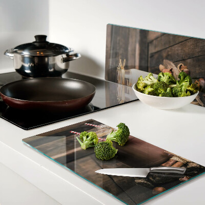 Tábua para corte Potes de bebidas em um fundo de madeira