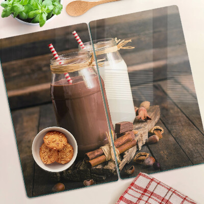 Tábua para corte Potes de bebidas em um fundo de madeira