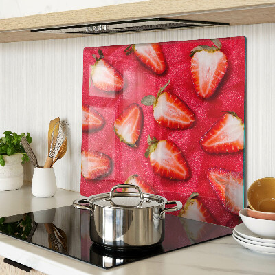 Tábua para corte Morangos em um fundo rosa