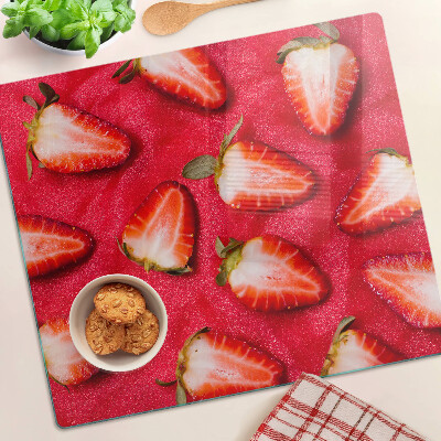 Tábua para corte Morangos em um fundo rosa