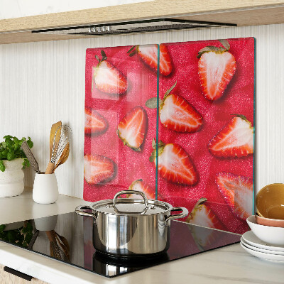 Tábua para corte Morangos em um fundo rosa