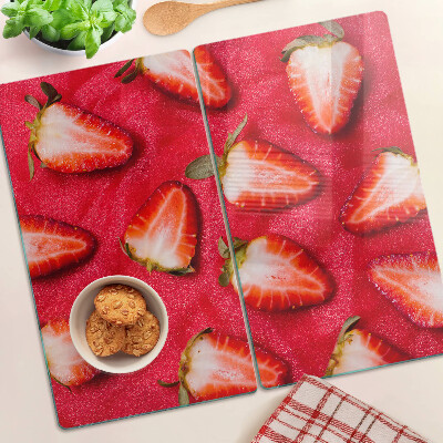 Tábua para corte Morangos em um fundo rosa