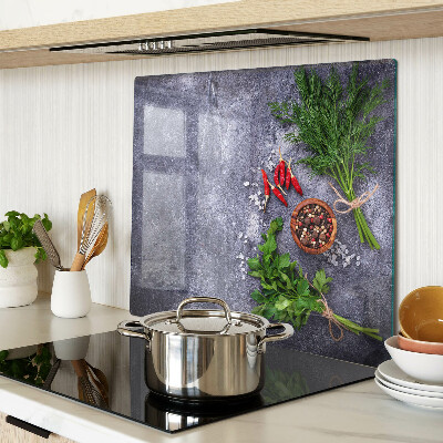 Tábua para corte Ervas e especiarias em um fundo de pedra