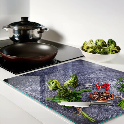 Tábua para corte Ervas e especiarias em um fundo de pedra