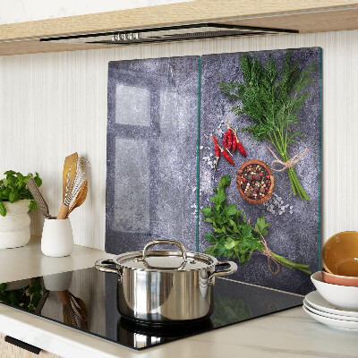 Tábua para corte Ervas e especiarias em um fundo de pedra