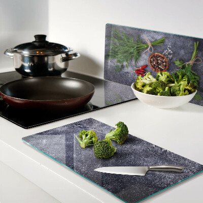 Tábua para corte Ervas e especiarias em um fundo de pedra