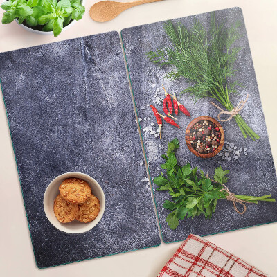 Tábua para corte Ervas e especiarias em um fundo de pedra