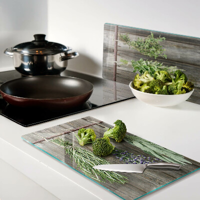 Tábua para cozinha Ervas em um fundo de madeira