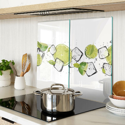 Tábua para corte Limões com gelo na água