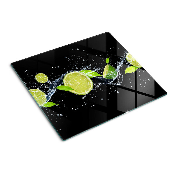 Tábua para corte Limões em água com folhas de hortelã