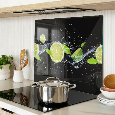 Tábua para corte Limões em água com folhas de hortelã