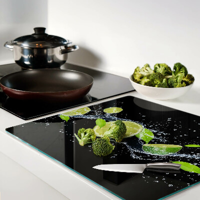 Tábua para corte Limões em água com folhas de hortelã