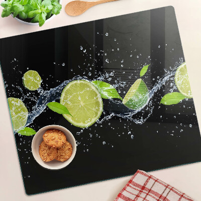 Tábua para corte Limões em água com folhas de hortelã