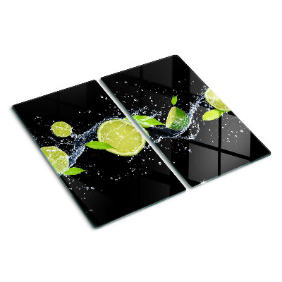 Tábua para corte Limões em água com folhas de hortelã