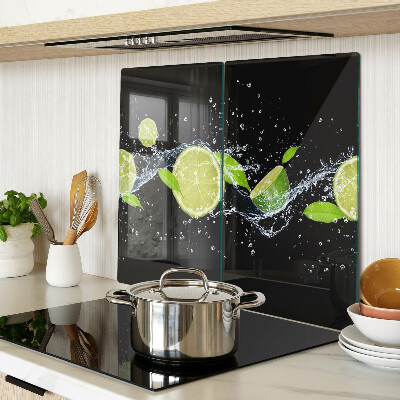 Tábua para corte Limões em água com folhas de hortelã