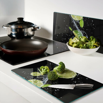 Tábua para corte Limões em água com folhas de hortelã