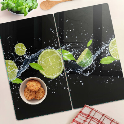 Tábua para corte Limões em água com folhas de hortelã