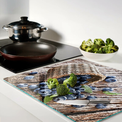 Tábua para corte Frutas vermelhas em uma cesta