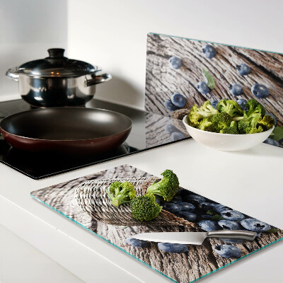 Tábua para corte Frutas vermelhas em uma cesta