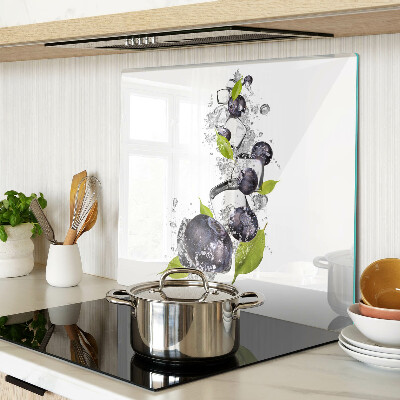 Tábua para corte Ameixas em água com folhas