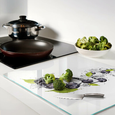 Tábua para corte Ameixas em água com folhas