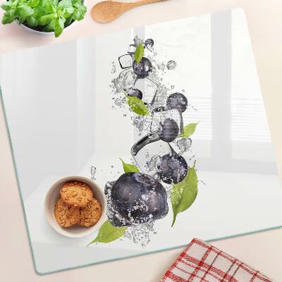 Tábua para corte Ameixas em água com folhas