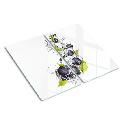 Tábua para corte Ameixas em água com folhas