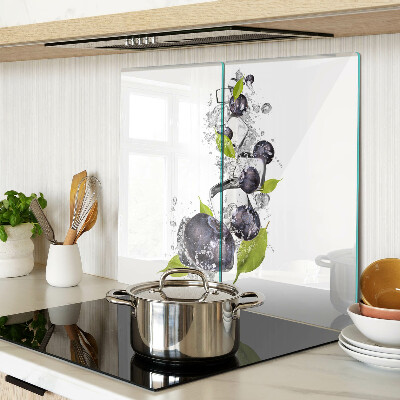 Tábua para corte Ameixas em água com folhas