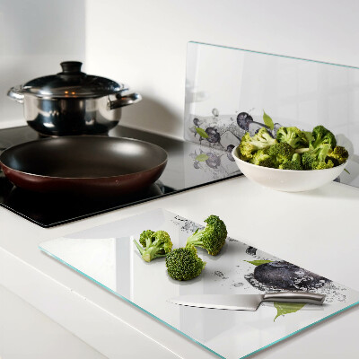 Tábua para corte Ameixas em água com folhas