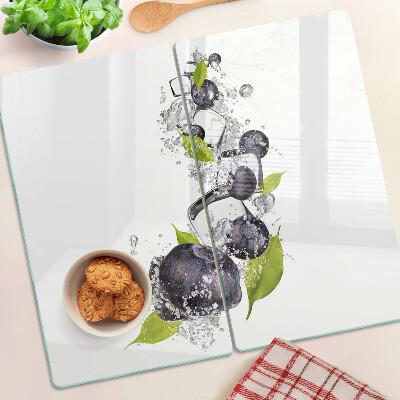 Tábua para corte Ameixas em água com folhas