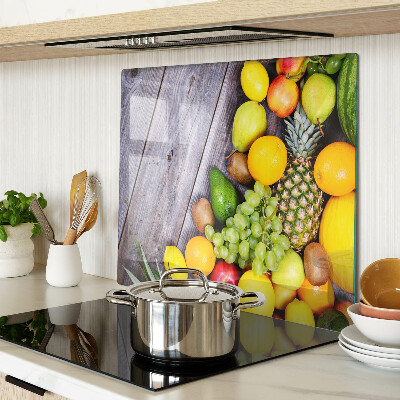 Tábua para cozinha Frutas em um fundo de madeira