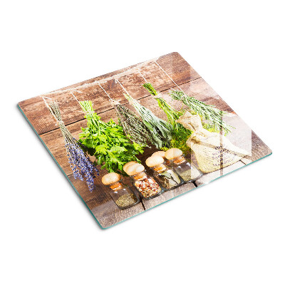 Tábua para corte Ervas e especiarias em um fundo de madeira