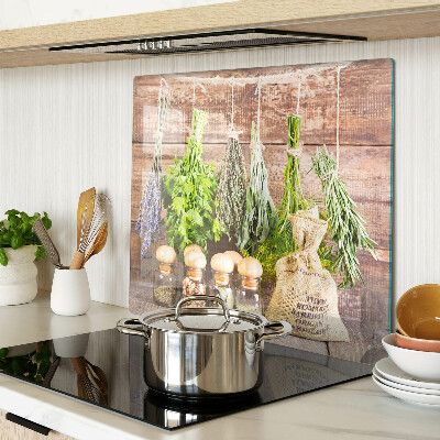 Tábua para corte Ervas e especiarias em um fundo de madeira