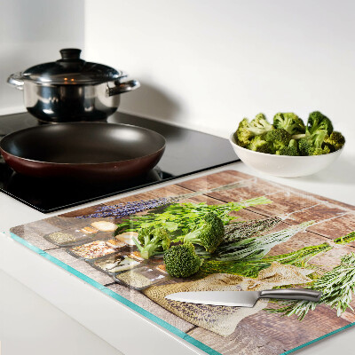 Tábua para corte Ervas e especiarias em um fundo de madeira