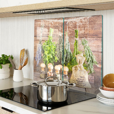 Tábua para corte Ervas e especiarias em um fundo de madeira