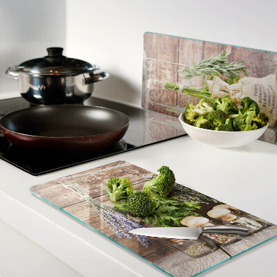 Tábua para corte Ervas e especiarias em um fundo de madeira