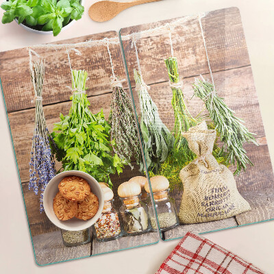 Tábua para corte Ervas e especiarias em um fundo de madeira