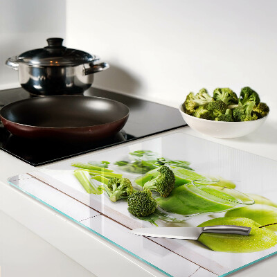 Tábua para corte Smoothie verde com ingredientes frescos