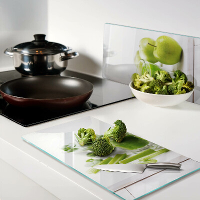 Tábua para corte Smoothie verde com ingredientes frescos