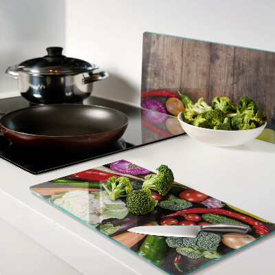 Tábua para cozinha Legumes em um fundo de madeira