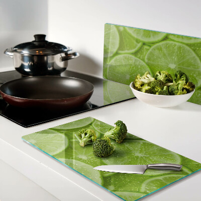 Tábua para cozinha Fatias de limão em um fundo verde