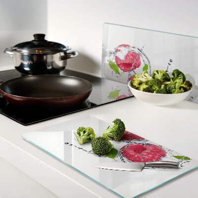 Tábua para corte Framboesas em água com folhas