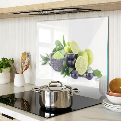 Tábua para corte Limões e uvas em um fundo verde