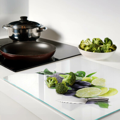 Tábua para corte Limões e uvas em um fundo verde