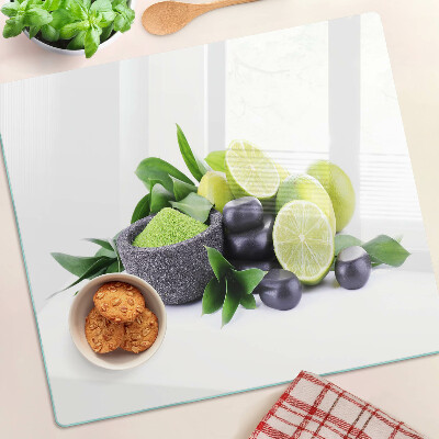 Tábua para corte Limões e uvas em um fundo verde