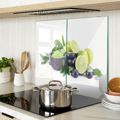 Tábua para corte Limões e uvas em um fundo verde