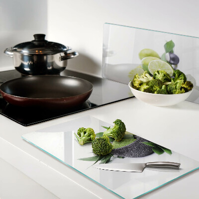 Tábua para corte Limões e uvas em um fundo verde